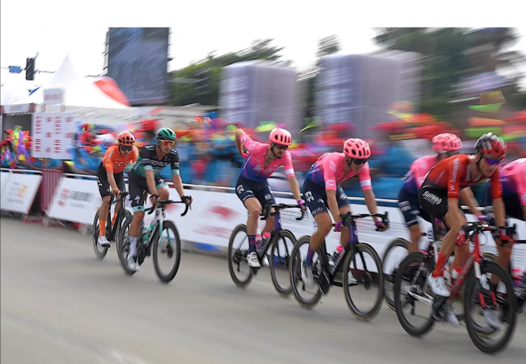 环广西自行车世界巡回赛 八桂大地抒写大开放大发展的壮美新画卷